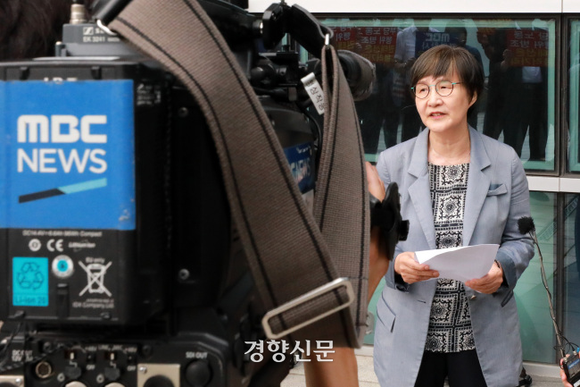 지난 8월 방통위를 상대로 해임 처분 집행정지를 신청한 권태선 방문진 이사장이 심문기일 출석을 앞두고 입장을 밝히고 있다. 조태형 기자