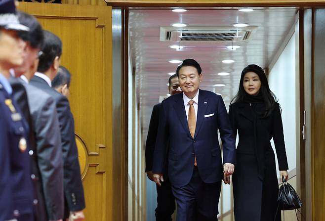 네덜란드 국빈 방문 일정을 마치고 15일 귀국한 윤석열 대통령과 김건희 여사가 성남 서울공항 2층 실내행사장으로 입장하고 있다. 연합뉴스