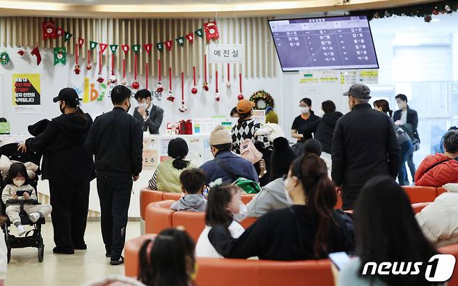 지난 7일 오전 서울 시내의 한 소아과가 붐비고 있다.  /사진= 뉴스1