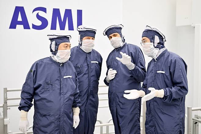 방진복을 입은 윤석열 대통령(왼쪽 부터)이 12일(현지시간) 벨트호벤 소재 ASML 본사에서 빌럼-알렉산더르 네덜란드 국왕과 함께 클린룸을 방문, 크리스토프 푸케 ASML 최고사업책임자의 설명을 듣고 있다. [연합]