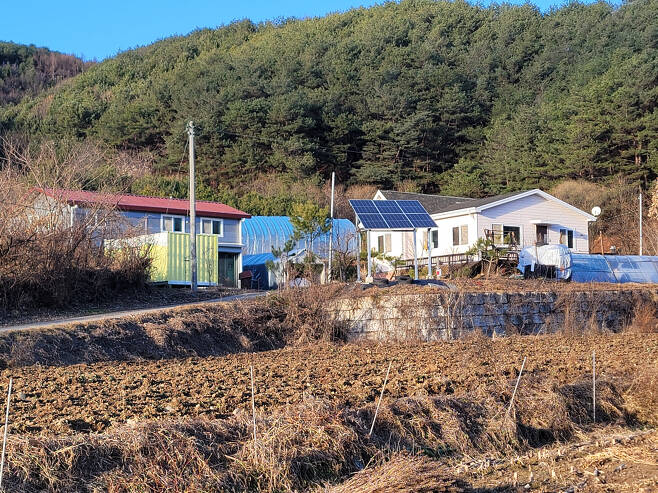 2010년 가을 강원도 홍천에 터를 잡은 필자가족(4인)의 삶터이자 일터, 쉼터의 겨울 모습. 집과 창고, 그 뒤로는 최근 새로 단장한 비닐하우스가 보인다.