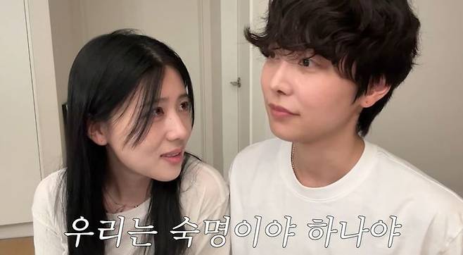 [서울=뉴시스] 김경은(단·왼쪽)과 이하나(하나)가 유튜브 구독자들에게 소식을 전하는 모습이다. = '다나나' 유튜브 캡처)2023.12.15 *재판매 및 DB 금지