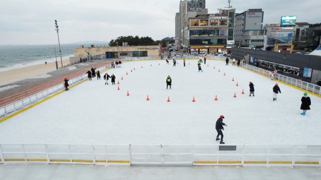 ▲ 보령시가 대천해수욕장 머드광장에 오는 22일부터 내년 2월14일까지 스케이트 테마파크장을 개장한다. 지난해 스케이트 테마파크장 운영장면 ⓒ보령시