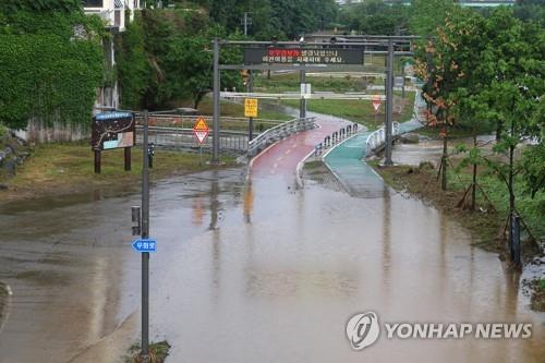 지난 7월 집중호우에 서울 구로구 도림천 산책로가 물에 잠겨 있다. [연합뉴스 자료사진]