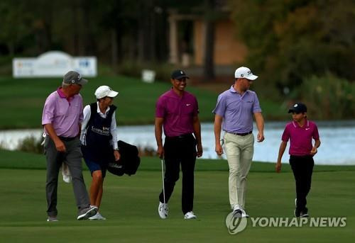 2020년 PNC 챔피언십 때 우즈와 토머스 부자. [AFP/게티이미지=연합뉴스]