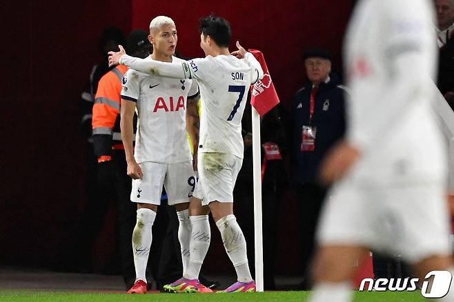 손흥민과 히샬리송이 득점 후 기뻐하고 있다.  ⓒ AFP=뉴스1