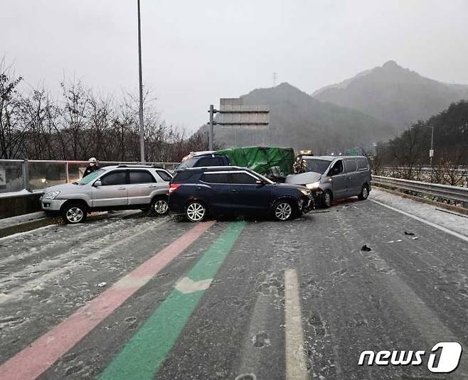 지난 15일 오전 7시47분쯤 강원 인제군 인제읍 상남면 하남리 서울양양고속도로 내린천휴게소 진입 150m 전 부근에서 차량 5중 추돌사고가 발생했다. 이 사고로 7명이 다쳐 인근 병원으로 이송됐다.(강원도소방본부 제공)/뉴스1