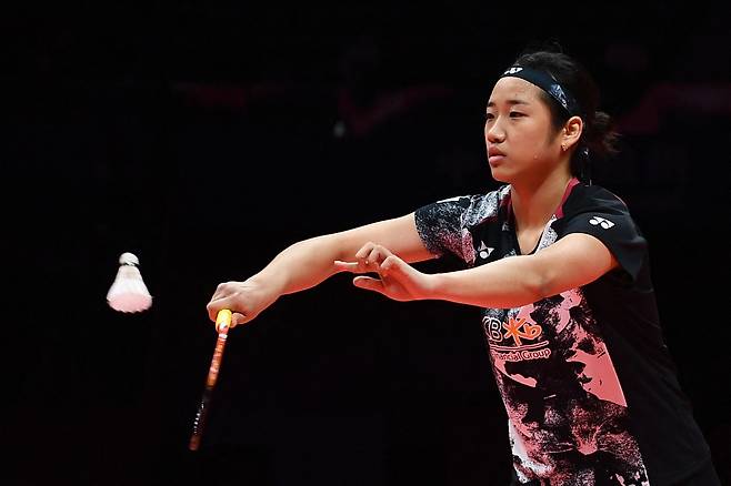 South Korea?s An Se-young serves to compatriot Kim Ga-eun during their women?s singles match at the BWF Badminton World Tour Finals in Hangzhou, in China?s eastern Zhejiang province on December 13, 2023. (Photo by AFP) / China OUT<저작권자(c) 연합뉴스, 무단 전재-재배포 금지>