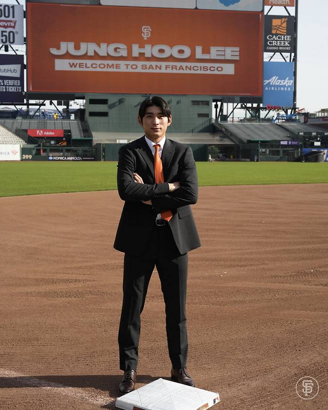 이정후가 오라클파크 3루에서 포즈를 취하고 있다. 사진=San Francisco Giants 트위터 캡처