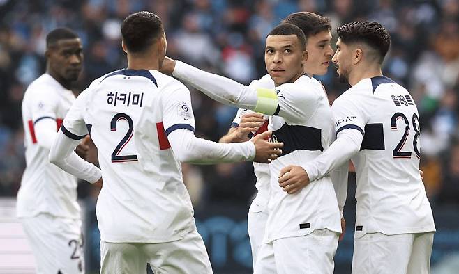 프랑스 프로 축구단 파리 생제르맹(PSG) 선수들이 한글 유니폼을 입고 있는 모습./AFP 연합뉴스