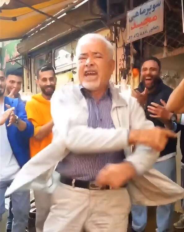 이란 북서부 도시 라슈트의 한 시장에서 사데 바나 모타자데드씨가 상인들과 함께 춤을 추며 노래하고 있다. ‘사데 삼촌’이라는 애칭으로 불리는 그의 인스타그램 계정은 자유를 요구하는 이란인들 사이에서 열광적인 호응을 얻고 있다. 경찰은 해당 계정을 강제 폐쇄했다 비난에 직면하자 원상 복구하기도 했다./'춤추는 사데' 인스타그램