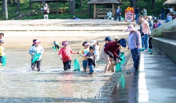 한국어촌어항공단에서 진행하는 '바다가 보이는 어촌교실' 가운데 물고기 잡기 체험 모습. ⓒ한국어촌어항공