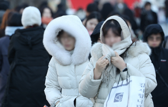 전국 대부분 지역의 아침 최저 기온이 영하권으로 떨어진 30일 오전 서울 광화문광장에서 시민들이 두꺼운 옷차림을 한 채 걸어가고 있다.연합뉴스