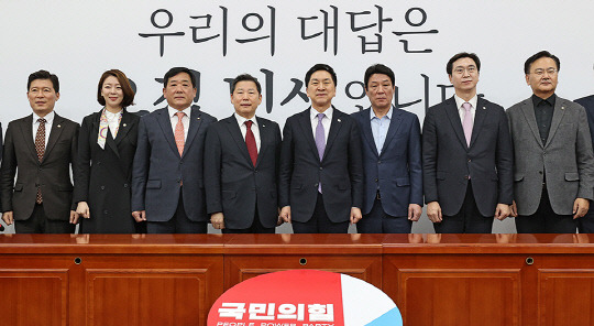 지난 3월16일 오후 서울 여의도 국회 국민의힘 회의실에서 김기현 신임 당대표가 지명직 최고위원과 주요당직자 임명장 수여식을 갖고 있다.<국민의힘 홈페이지 사진>