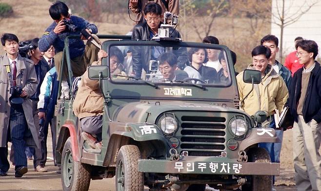 고려대 한민홍 교수팀이 1992년 11월11일 서울 안암동 고려대 이공대 운동장에서 국내 최초로 개발한 무인자동차 시운전을 준비하는 모습. 연합뉴스