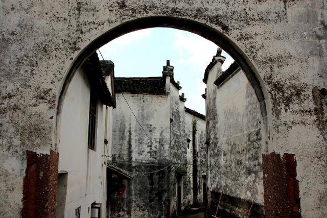 제갈팔괘촌의 원동문과 골목 풍경. ⓒ최종명