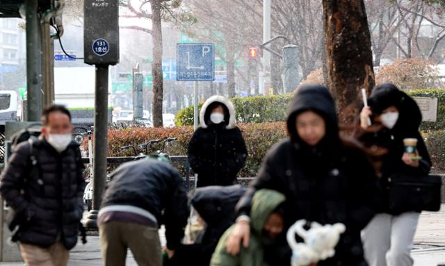 밤사이 기온이 떨어지며 영하권 날씨를 보인 16일 오전 서울 종로구 종로에 눈이 내리고 있다. 기상청은 기온이 점차 떨어져 17일부터 영하10도 이하의 강추위가 이어질 것이라고 예보했다. 뉴스1