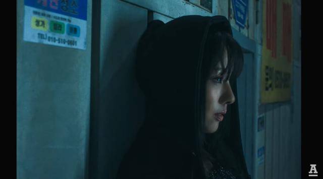 이효리의 신곡 '후디에 반바지' 이미지. 안테나 유튜브 영상 캡처