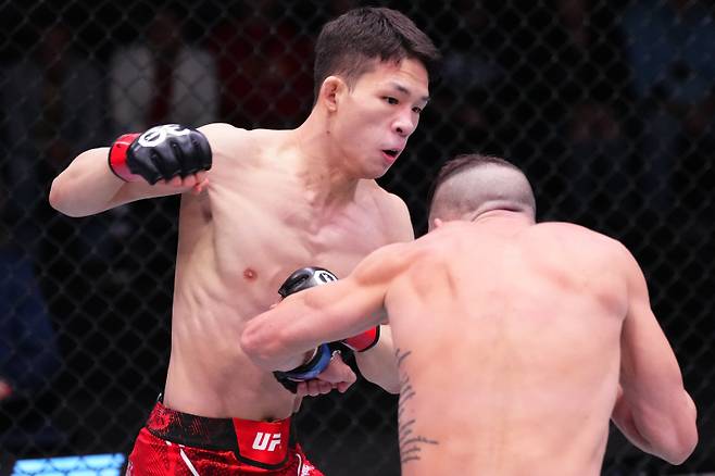 박현성(왼쪽)이 성공적인 UFC 데뷔전을 치렀다. 사진=UFC