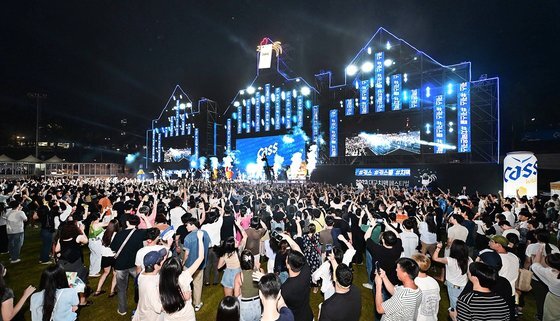 대구 두류공원 일대에서 진행된 '2023 대구치맥페스티벌'에서 EDM 파티를 즐기는 시민들의 모습. 뉴스1