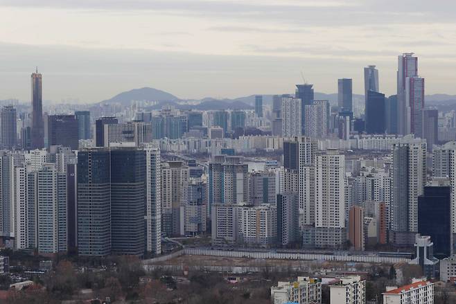 서울 남산에서 바라본 용산구 아파트 모습.[연합]