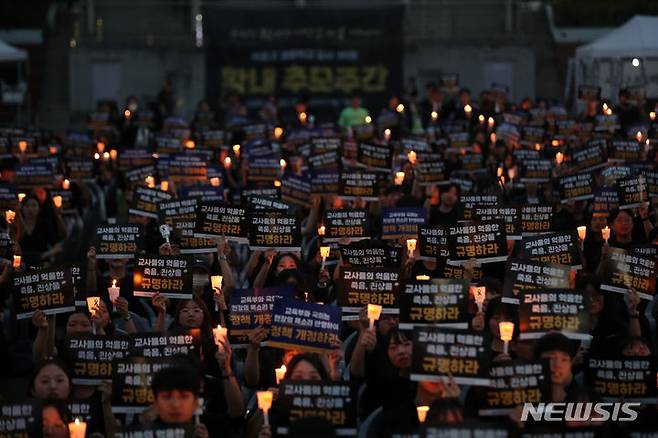 [서울=뉴시스] 김명년 기자 = 공교육 멈춤의 날인 4일 오후 서울 서초구 서울교육대학교 운동장에서 열린 '서이초 사망교사 49재 추모 촛불집회'에서 참석자들이 피켓을 들고 구호를 외치고 있다. 서울교대는 고인의 모교다. 2023.09.04. kmn@newsis.com