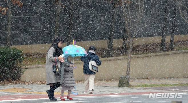 [전주=뉴시스] 김얼 기자 = 전북지역 곳곳에 대설주의보가 내린 16일 전북 전주시 덕진구 세병로에 많은 양의 눈이 내리고 있다. 2023.12.16. pmkeul@nwsis.com