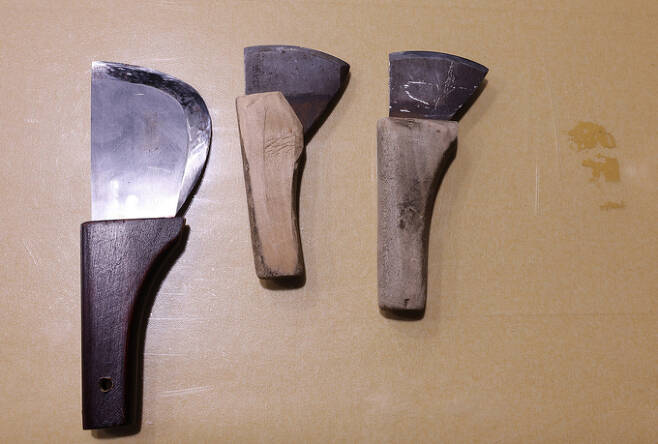 홍종진 배첩장이 40년 사용한 재단칼. 왼쪽 큰칼이 오랜 사용으로 닳아 오른쪽 작은칼이 되었다.