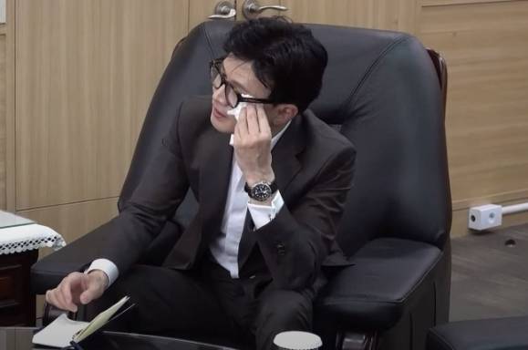 한동훈 법무부 장관이 고(故) 홍정기 일병의 모친 박미숙씨 말을 들으며 눈물을 닦고 있다. 법무부 유튜브