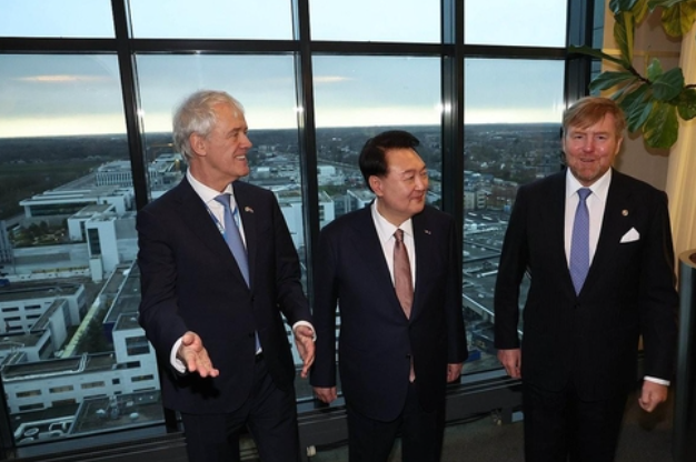 윤석열(가운데) 대통령이 지난 12일(현지 시간) 네덜란드 벨트호벤 ASML 본사에서 피터 베닝크(왼쪽) ASML CEO, 빌럼-알렉산더르 국왕과 함께 ASML 제조 설비를 둘러보고 있습니다. 사진=연합뉴스