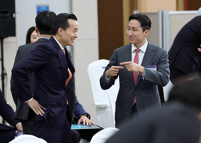 올해 승진한 정기선 HD현대 부회장(오른쪽)과 김동관 한화그룹 부회장이 12월6일 부산항 국제전시컨벤션센터에서 열린 부산시민의 꿈과 도전 격려 간담회에서 대화하고 있다. ⓒ연합뉴스