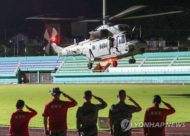 해병대 전우에게 경례   (예천=연합뉴스) 윤관식 기자 =  2023년 7월 20일 오전 0시 47분께 경북 예천스타디움에서 수색 중 실종됐다가 숨진 채 발견된 해병 장병을 태운 헬기가 전우들의 경례를 받으며 이륙하고 있다. 2023.7.20 psik@yna.co.kr