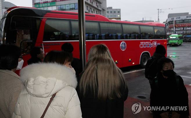 "대체 버스 언제 오나" 충남 서산 시내버스가 첫차부터 운행을 멈춘 지난 14일 공용버스터미널에서 대체차량으로 긴급 투입된 전세버스를 기다리는 시민들 [연합뉴스 자료사진]