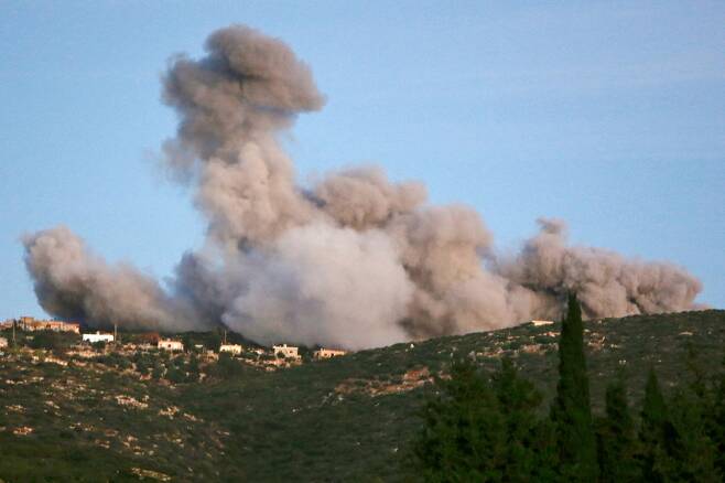 이스라엘의 공격으로 연기가 치솟는 레바논 남부의 한 마을  [AFP=연합뉴스. 자료사진. 재판매 및 DB 금지]