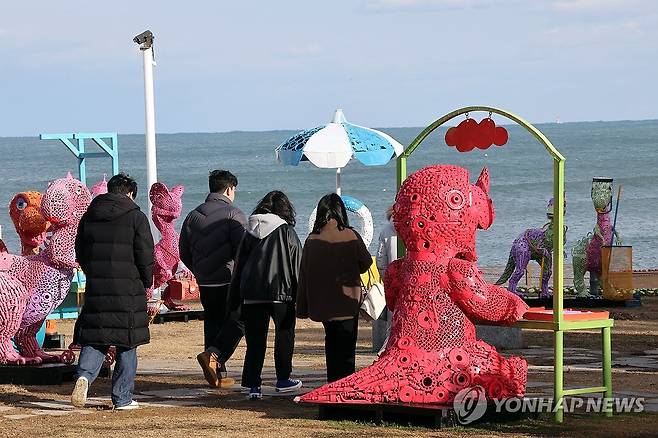 정크아트 구경하는 시민들 (울산=연합뉴스) 장지현 기자 = 16일 오후 울산 울주군 서생면 간절곶 일원에 막을 올린 정크아트 기획전시 '간절곶 상상공간'에서 시민들이 작품을 구경하고 있다. 2023.12.16 jjang23@yna.co.kr