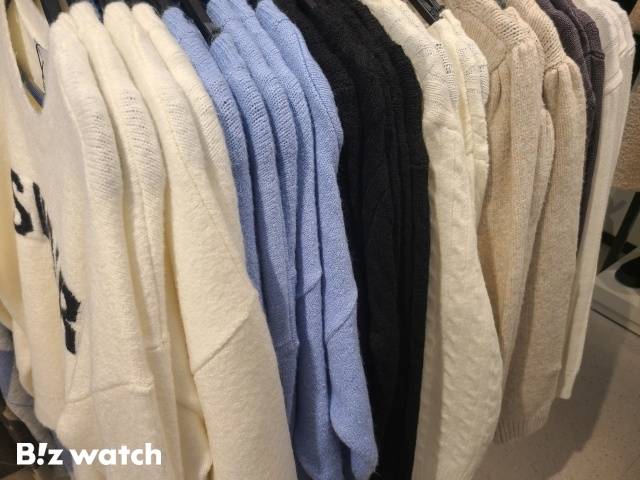 백화점 매장에 진열된 니트 제품들 /사진=김지우 기자 zuzu@