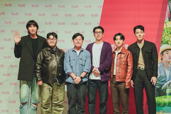 왼쪽부터 이광수, 김기방, 나영석 PD, 하무성 PD, 도경수, 김우빈(사진=tvN)