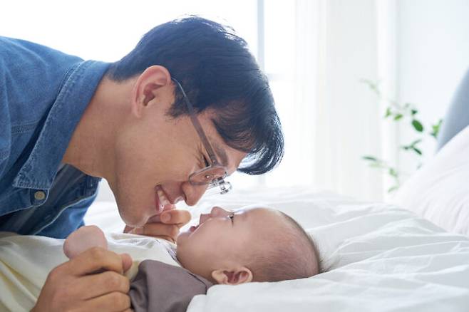 아빠 되기도 쉽지 않은 시대다. 경제적 사회적 요인으로 결혼하기 힘들다. 환경오염, 스트레스 등으로 정자의 품질과 운동성이 떨어지는 경우도 많다. 그러나 아빠가 되길 진정으로 바라는 남성은 온전하고 건강한 정자를 위해 3개월 전부터 술을 멀리하는 게 좋다. [사진=게티이미지뱅크]