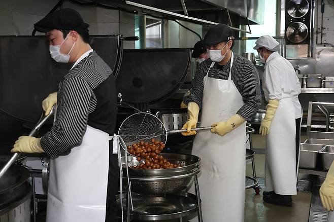 육군훈련소 민간위탁 병영식당에서 민간 조리사들이 장병 음식을 조리하고 있다.(국방부 제공)