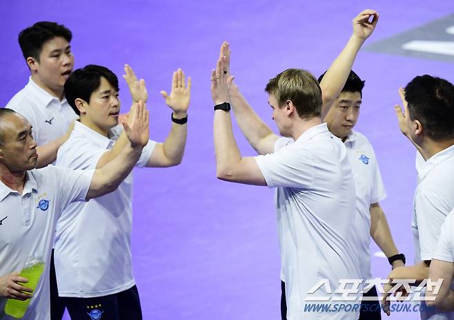 17일 인천 계양체육관에서 배구 V리그 남자부 대한항공과 현대캐피탈의 경기가 열렸다. 코치들과 하이파이브를 나누고 있는 대한항공 틸리카이넨 감독. 인천=송정헌 기자songs@sportschosun.com/2023.12.17/