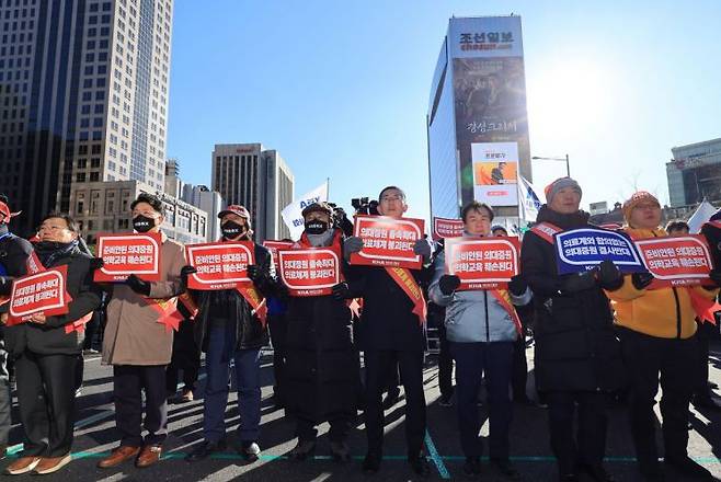 17일 오후 서울 동화면세점 인근 세종대로에서 대한의사협회 전국의사총궐기대회에서 범대위 위원장인 이필수 의협 회장 등 참가자들이 구호를 외치고 있다.[사진=연합뉴스]