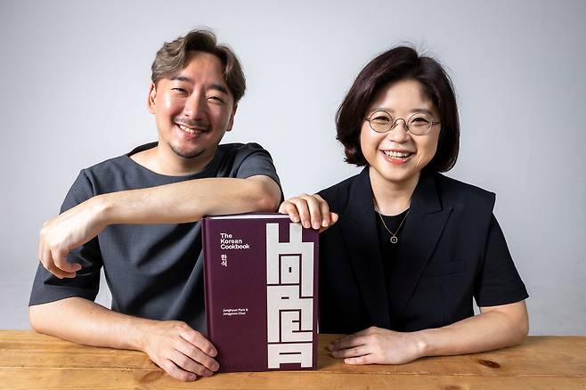 영국 파이돈 출판사가 펴낸 첫 한식 요리책 ‘코리안 쿡북’의 저자 박정현(왼쪽)·최정윤씨는 “해외에서 한식은 특별한 날 먹는 음식이다. 프랑스·이탈리아·일본 음식처럼 일상식이 되길 바라는 마음에서 가장 흔한 한국인의 밥상을 요리책에 담았다”고 했다. /이신영 영상미디어 기자