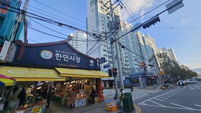 한민시장과 이웃해 있는 대전 서구 가장로 대단위 아파트 단지. 이들 아파트는 한민시장의 든든한 배후수요가 되고 있다. 사진=김원준 기자