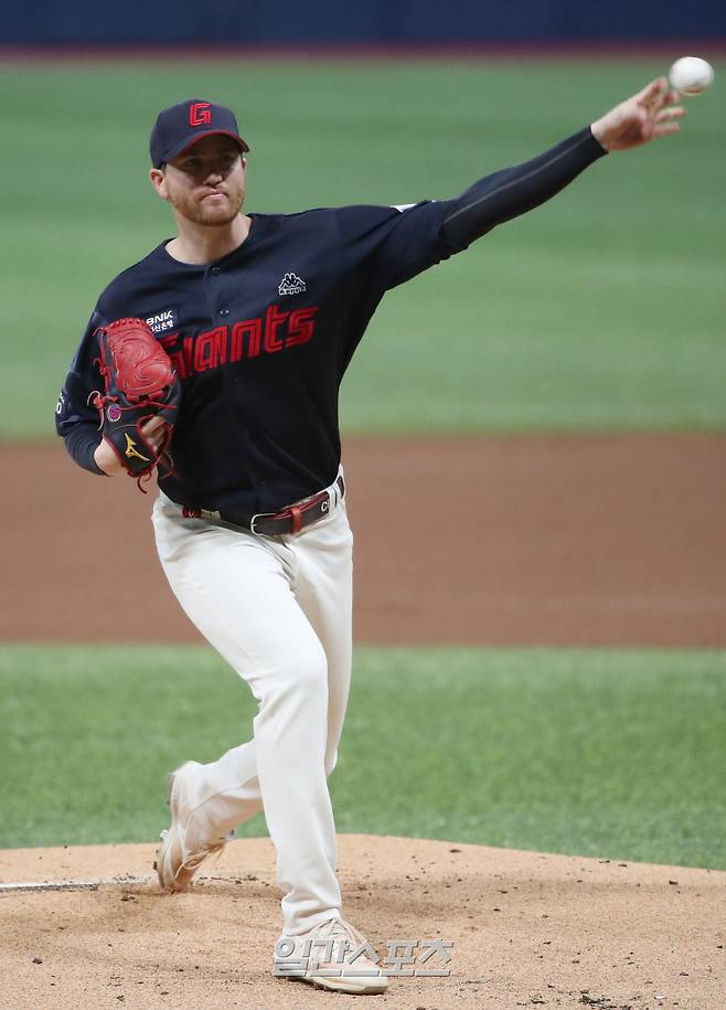 2023 KBO 프로야구 키움히어로즈와 롯데자이언츠의 경기가 8일 오후 서울 고척스카이돔에서 열렸다. 롯데 선발 반즈가 등판해 공을 던지고 있다. 고척=김민규 기자 