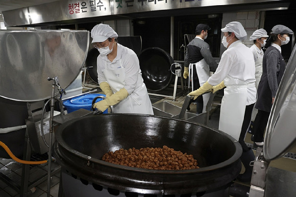 육군훈련소 민간위탁 병영식당에서 민간 조리사들이 장병 음식을 조리하고 있다. [사진=국방부 제공]