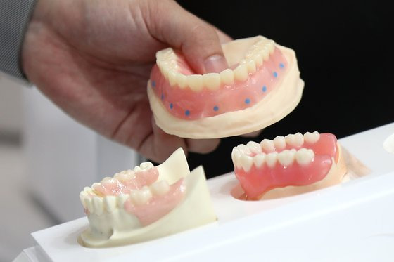 지난 5월 서울에서 열린 한 치과 기자재 전시회 모습. 뉴스1