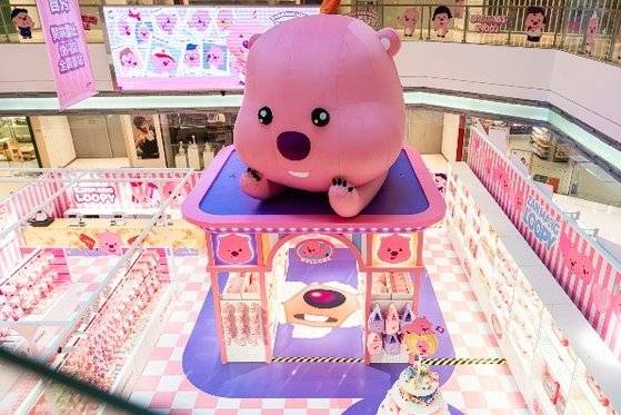 중국 상하이 정안(静安)에 있는 조이시티에서 잔망 루피의 첫 번째 중국 공식 팝업 스토어가 운영중이다.