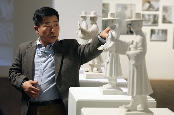 한진섭 조각가가 김대건 신부 조각상 모형에 대해 설명하고 있다. 가슴에 두 손을 모으고 있는 모습, 십자가를 들고 있는 모습도 있었으나 최종적으로는 두 팔을 벌인 모습으로 제작됐다. [뉴시스]