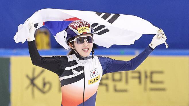 김길리가 여자 1500m 결승에서 1위로 결승선을 통과한 후 태극기를 들고 있다. 뉴스1