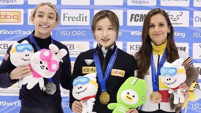 김길리(가운데)가 17일 서울 양천구 목동아이스링크에서 열린 국제빙상경기연맹(ISU) 쇼트트랙 월드컵 4차 대회 여자 1500m에서 금메달을 차지한 후 기념 촬영을 하고 있다. 뉴스1